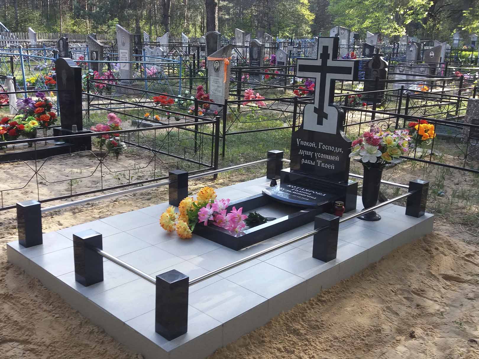 Гравировка надписи на памятнике. Эпитафия